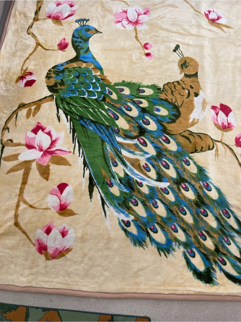 Reversible Thick Soft  Plush Peacock Print Decorative Blanket used good conditio